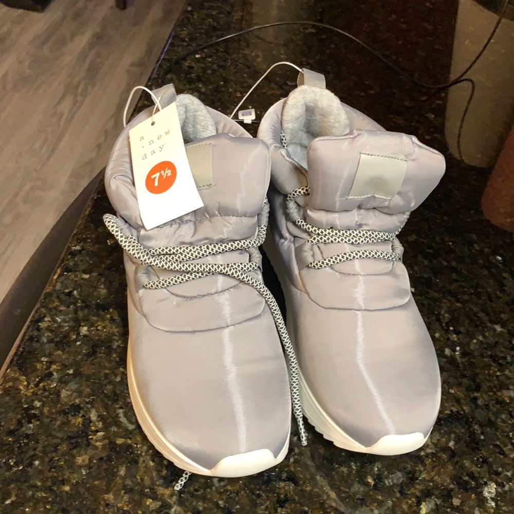 Boots NWT